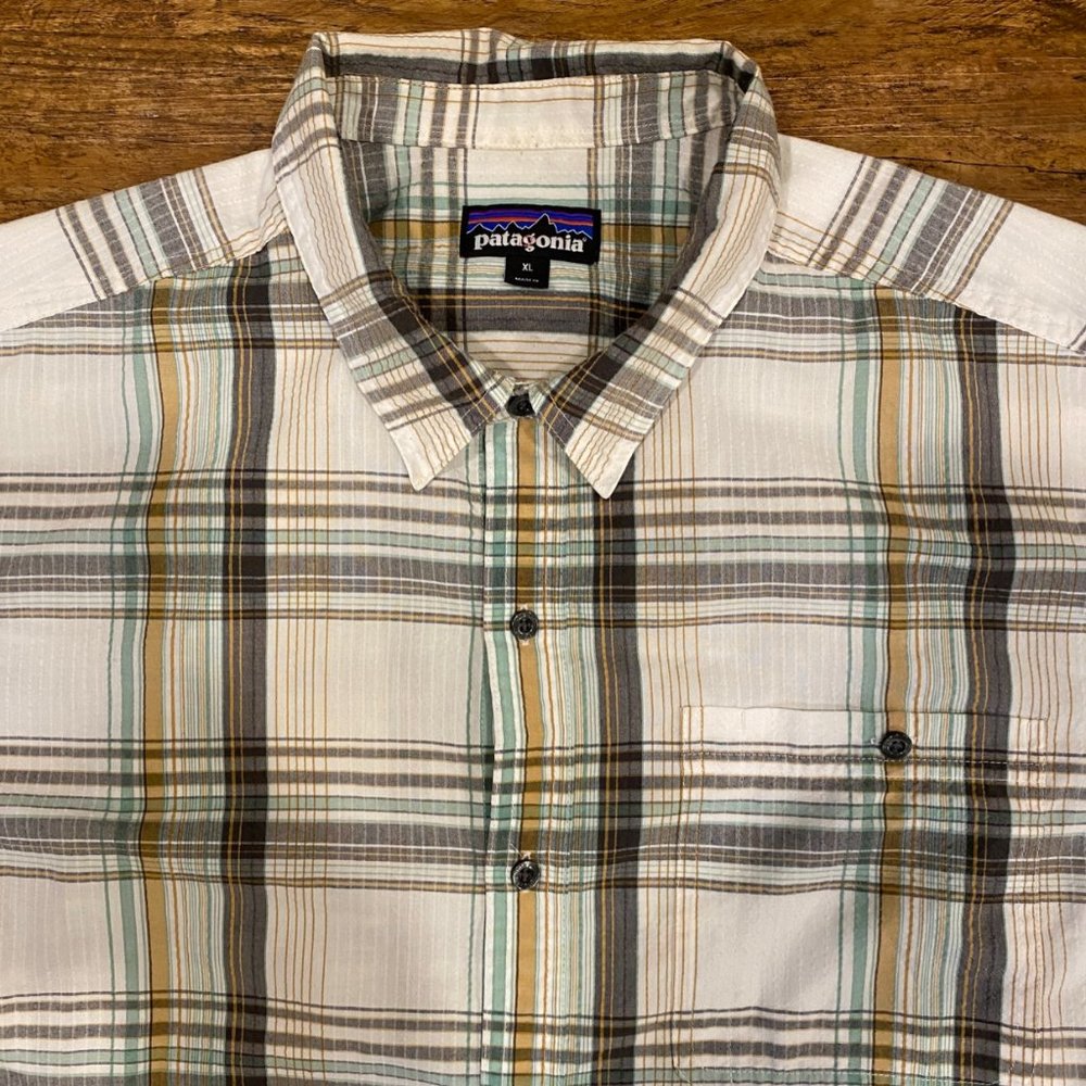 Patagonia Beige Puckerware Plaid Textured Short Sleeve Button Up Shirt Men's XL
